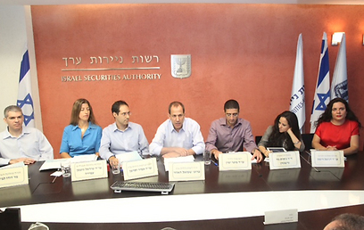 שמואל האוזר (במרכז) במסיבת העיתונאים (צילום: מוטי קמחי) (צילום: מוטי קמחי)