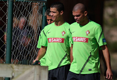 רונאלדו ופפה באימון נבחרת פורטוגל. לא כסף היא הסיבה, אמר הכוכב (צילום: רויטרס) (צילום: רויטרס)