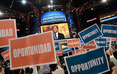 מעודדים בזמן נאום קסטרו, ומבקשים באנגלית וספרדית הזדמנות (צילום: EPA) (צילום: EPA)