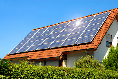 אנרגיה מתחדשת. פאנלים סולארים על גגות בתים (צילום: shutterstock) (צילום: shutterstock)
