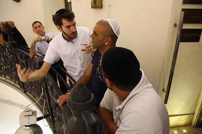 אתה רואה? בגלל זה אנחנו צריכים עוד תרומות. אייל גולן והחברים מבית הכנסת (צילום: אלוני מור) (צילום: אלוני מור)