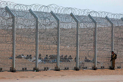 קבוצת מבקשי המקלט בגבול. הרוב הופנו למצרים (צילום: רויטרס) (צילום: רויטרס)