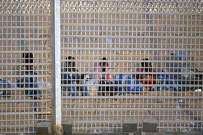 מה צורכיהם הרפואיים? מבקשי המקלט בגבול (צילום: AFP) (צילום: AFP)