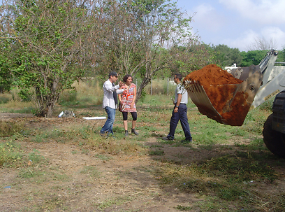 ההורים בשטח בזמן העבודות להקמת הגינה  (צילום: רחל דהן) (צילום: רחל דהן)