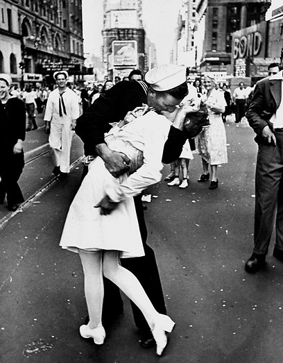 רגע היסטורי שהונצח בלייקה: צילום הנשיקה המפורסם של אלפרד אייזנשטדט בטיימס סקוור (צילום:  gettyimages) (צילום:  gettyimages)