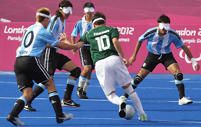 ארגנטינה נגד ברזיל. מפגש מרתק, גם בכדורגל עיוורים (צילום: אריאל בשור) (צילום: אריאל בשור)