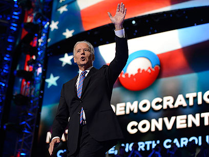 סגן הנשיא ביידן הקפיץ את הקהל לפני עליית אובמה לנאום (צילום: MCT) (צילום: MCT)