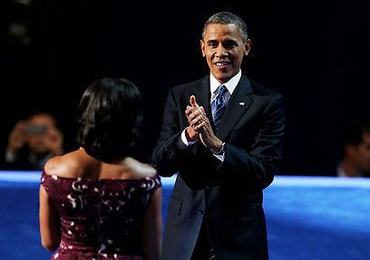 אובמה עולה לבמת הנואמים לאחר שאשתו מישל הציגה אותו (צילום: MCT) (צילום: MCT)