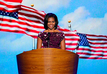 מישל אובמה מציגה את בעלה (צילום: AFP) (צילום: AFP)