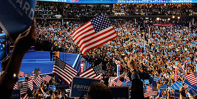 דגלי ארצות הברית באולם בשרלוט (צילום: AFP) (צילום: AFP)