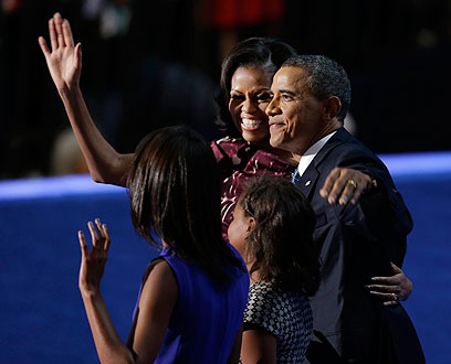 אובמה עם אשתו וילדיו לאחר הנאום (צילום: AP) (צילום: AP)