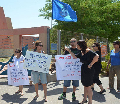 ההפגנה בבית הספר "היובל". "פליטים, לא בבית ספרנו" (צילום: מאיר אוחיון) (צילום: מאיר אוחיון)