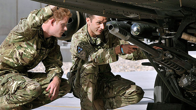 הנסיך הארי בבסיס באפגניסטן (צילום: AP) (צילום: AP)