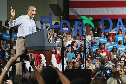 Obama with supporters in Florida (Photo: AFP)