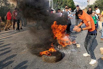 המפגינים שרפו צמיגים וחסמו כבישים. מחנה בלטה בשכם (צילום: AP) (צילום: AP)