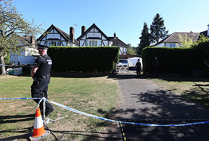השוטרים כיתרו את ביתו של אל-חילי מדרום ללונדון (צילום: AP) (צילום: AP)