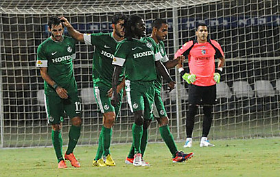 שחקני מכבי חיפה חוגגים את השער הראשון במשחק (צילום: אפי שריר) (צילום: אפי שריר)