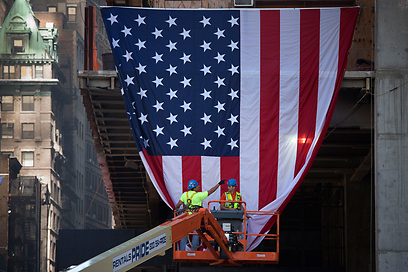 מניפים את דגל ארה"ב לקראת הטקס היום (צילום: רויטרס) (צילום: רויטרס)