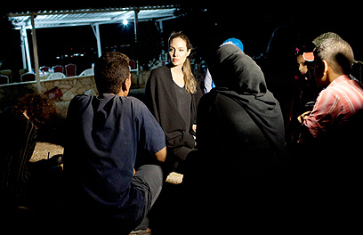 משוחחת עם פליטים (צילום: gettyimages) (צילום: gettyimages)