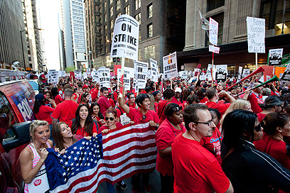 איגודי מורים בערים אחרות יקבלו מהם השראה? הפגנת מורי שיקגו (צילום: AP) (צילום: AP)