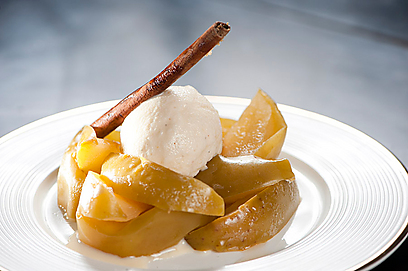 תפוח עץ מבושל בדבש ותבלינים עם גלידת וניל (צילום: דודו אזולאי) (צילום: דודו אזולאי)