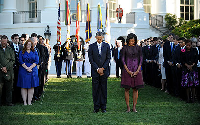 הזוג הנשיאותי בדקת דומייה בבית הלבן, ברגע שבו פגע המטוס במגדל הראשון (צילום: EPA)