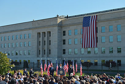אובמה נואם בפנטגון. "הנחלנו תבוסה משתקת לארגון שהביא רוע לחופינו" (צילום: AFP) (צילום: AFP)