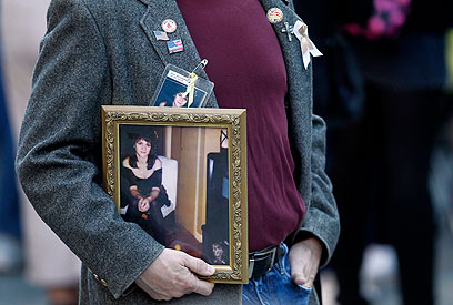 נוכח בטקס בגראונד זירו מחזיק בתמונת יקירתו שנספתה (צילום: AP) (צילום: AP)