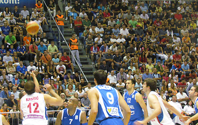 זריקת הפתיחה במשחק בין סרביה לישראל  (צילום: באדיבות איגוד הכדורסל) (צילום: באדיבות איגוד הכדורסל)
