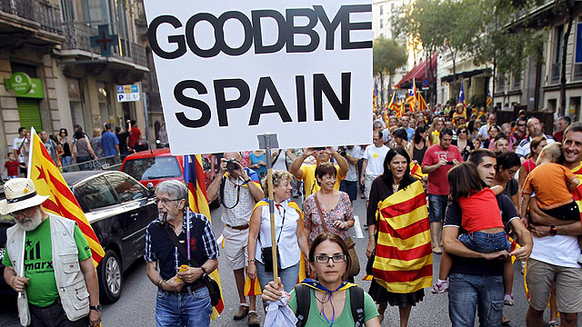 להתראות, ספרד. מפגינים בעד עצמאות קטלוניה (צילום: EPA) (צילום: EPA)