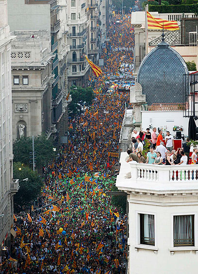 רחובות ברצלונה נמלאו דגלים בצהוב ואדום (צילום: רויטרס) (צילום: רויטרס)