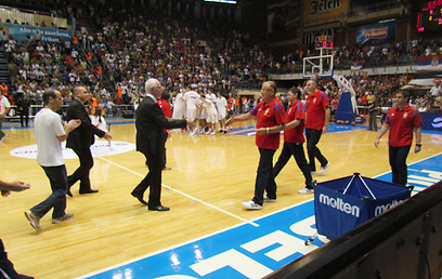 שיבק ואיבקוביץ' לוחצים ידיים לפני המשחק  (צילום: באדיבות איגוד הכדורסל) (צילום: באדיבות איגוד הכדורסל)