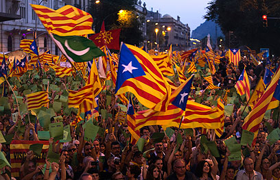 דגלי קטלוניה מתנופפים בהפגנה (צילום: AP) (צילום: AP)