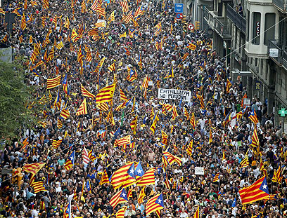 מאות אלפים מפגינים בעד עצמאות קטלוניה בחודש שעבר (צילום: EPA) (צילום: EPA)