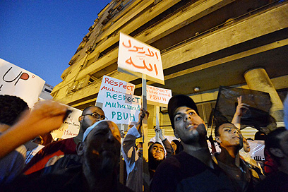 מקדם את הסרט: הכומר שאיים לשרוף קוראן. מפגינים בקהיר (צילום: AFP) (צילום: AFP)
