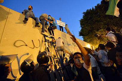 המהומות בקהיר. רומני הגיב כשהאמריקנים עוד ניסו להרגיע (צילום: AFP) (צילום: AFP)