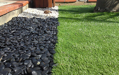 אבני חיפוי לצד דשא סינתטי (צילום: באדיבות פשוט ירוק) (צילום: באדיבות פשוט ירוק)