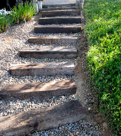 מדרגות מאדנים ממוחזרים (צילום: באדיבות פשוט ירוק) (צילום: באדיבות פשוט ירוק)