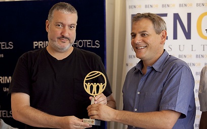הורוביץ מעניק לטוניק את הפרס (צילום: דור נבו) (צילום: דור נבו)