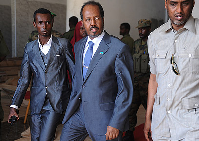 נשיא סומליה מוחמוד (במרכז). ניצל      (צילום: AFP) (צילום: AFP)