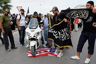 ההפגנות נגד ארה"ב בתוניס. ארבעה נהרגו בשגרירות (צילום: EPA) (צילום: EPA)