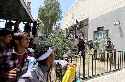 כוחות הביטחון פתחו באש חיה לעבר המפגינים (צילום: רויטרס) (צילום: רויטרס)