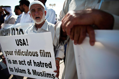 הפגנת התנועה האיסלאמית מול שגרירות ארה"ב בתל אביב (צילום: רויטרס) (צילום: רויטרס)