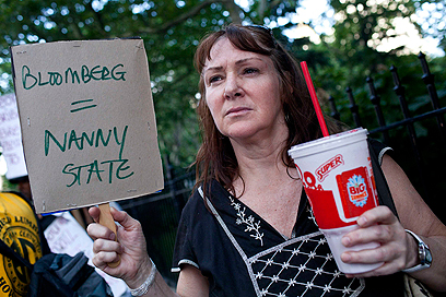 ניו יורקרים מפגינים נגד האיסור. גם הם לא התלהבו מהיוזמה (צילום: AFP) (צילום: AFP)