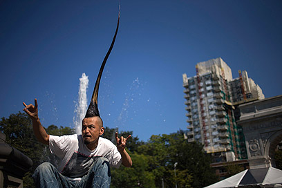 המעצב היפני קאזוהירו ווטנאבה, בעל המוהוק הגבוה ביותר (צילום: רויטרס) (צילום: רויטרס)