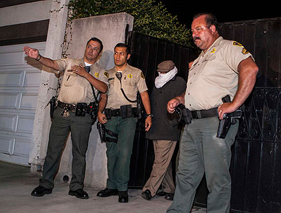 נאקולה והשוטרים מחוץ לביתו (צילום: רויטרס) (צילום: רויטרס)