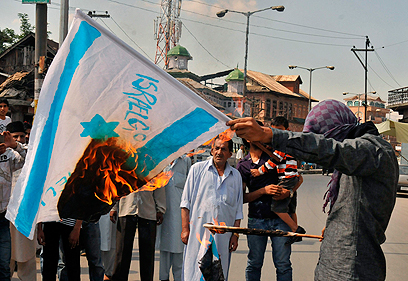 שורפים את דגל ישראל בפקיסטן במחאה על הסרט (צילום: רויטרס) (צילום: רויטרס)