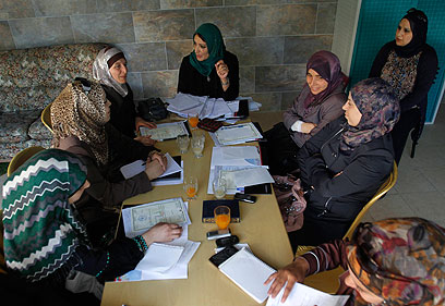 אסיפה של הנשים ברשימה: "צעד נועז" (צילום: AP) (צילום: AP)