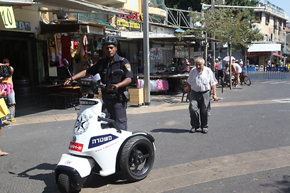 שוטר על סגוויי בשוק הכרמל (צילום: מוטי קמחי) (צילום: מוטי קמחי)