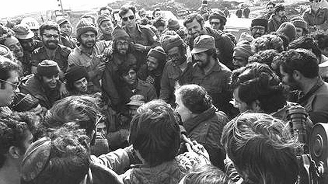 חיילים משוחחים עם ראש הממשלה, גולדה מאיר (צילום: לע"מ) (צילום: לע